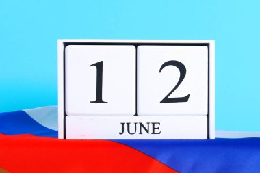 Ahşap beyaz takvim tarihini taşıyan 12 Haziran Rusya bayrağı arka planı. Rusya gün