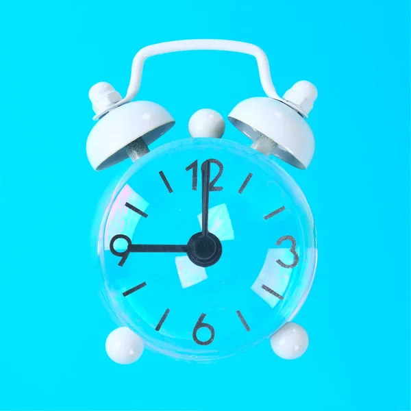 Bolhas Sabão Com Setas Forma Relógio Fundo Pastel Azul Minimalismo — Fotografia de Stock