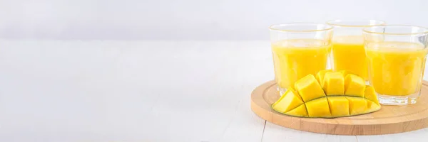 Batido Amarillo Mango Plátano Naranja Sobre Una Mesa Madera Blanca — Foto de Stock