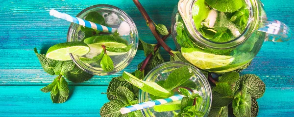 Mojito Com Hortelã Limão Copo Jarro Com Tubos Fundo Madeira — Fotografia de Stock