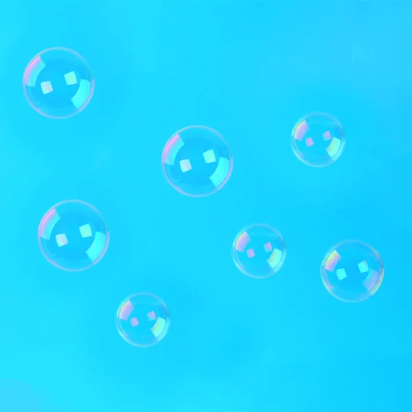 Zeepbellen Een Blauwe Achtergrond Van Pastel Minimalisme — Stockfoto