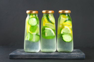 Sassy su. Taze soğuk su ile salatalık, limon, zencefil ve nane. Detoks ve kilo kaybı