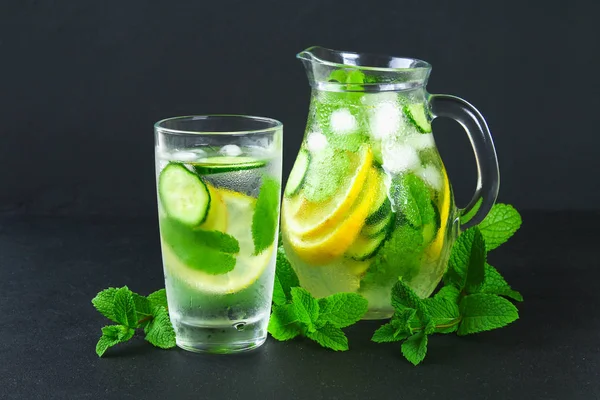 Freches Wasser Frisches Kaltes Wasser Mit Gurke Zitrone Ingwer Und — Stockfoto