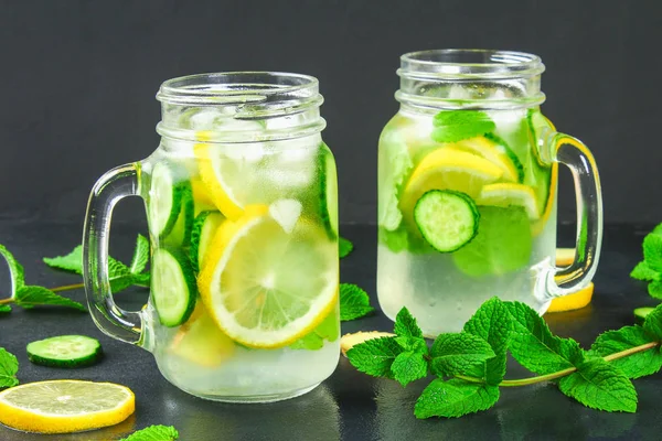 Água Com Gás Água Fresca Fresca Com Pepino Limão Gengibre — Fotografia de Stock