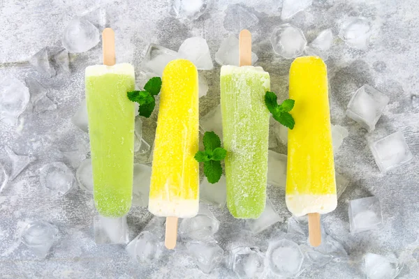 Helado Frutas Amarillas Verdes Palo Sobre Hielo Sobre Una Mesa — Foto de Stock