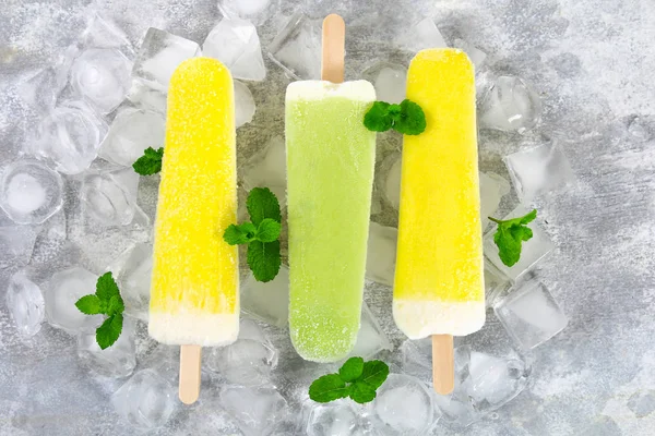 Sarı ve yeşil meyve dondurma masa lambası buzda bir sopa üzerinde