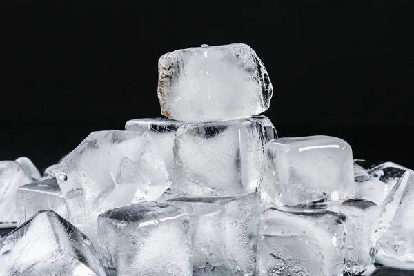 Cubi Ghiaccio Acqua Con Foglie Zecca Uno Sfondo Nero — Foto Stock