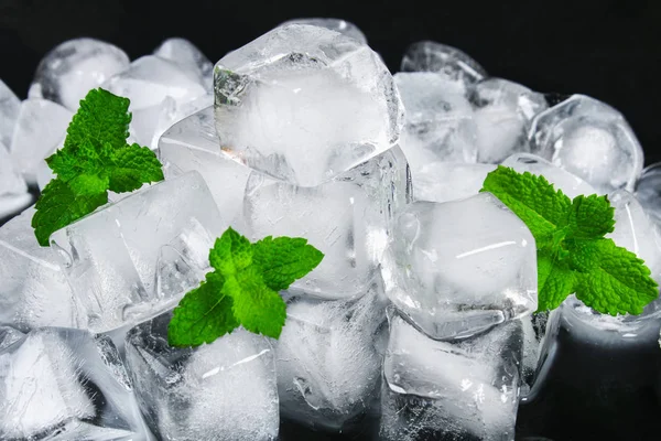 Eiswürfel Aus Wasser Mit Minzblättern Auf Schwarzem Hintergrund — Stockfoto