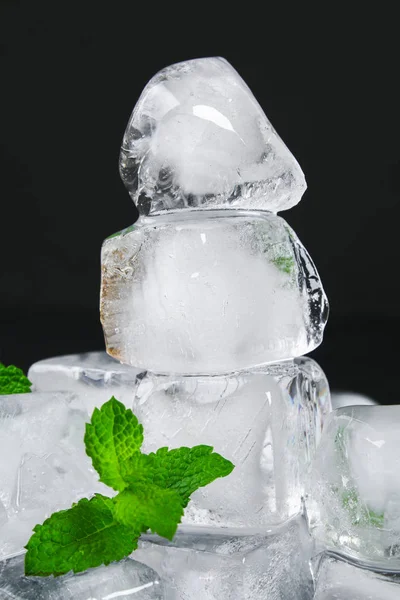 Eiswürfel Aus Wasser Mit Minzblättern Auf Schwarzem Hintergrund — Stockfoto