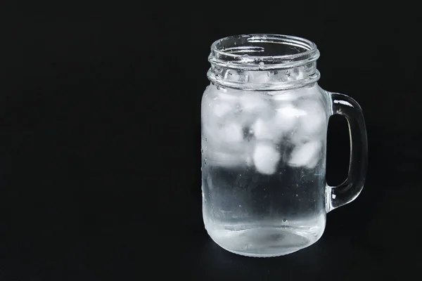 Ijswater Met Ijs Een Muntblad Een Rietje Een Mason Jar — Stockfoto