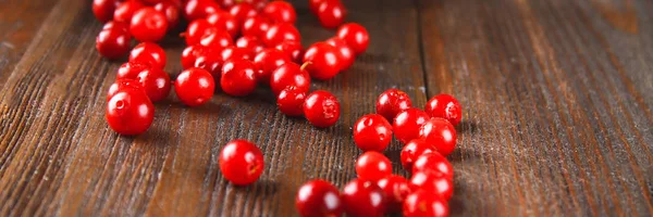 Bekend Foxberry Cranberry Bosbessensap Sip Uit Korf Een Bruin Houten — Stockfoto