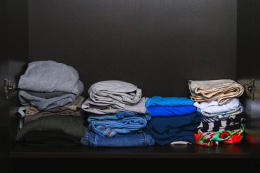Dolaptaki raf farklı kıyafetler temiz yığınları yalan