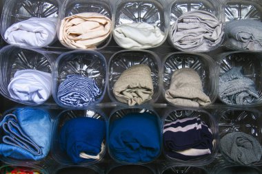 Giysi dolap raf Muhafazası organizasyonu. Plastik şişe ikincil kullanımı. Koruma yer. Uygun kullanım