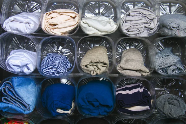 Giysi dolap raf Muhafazası organizasyonu. Plastik şişe ikincil kullanımı. Koruma yer. Uygun kullanım