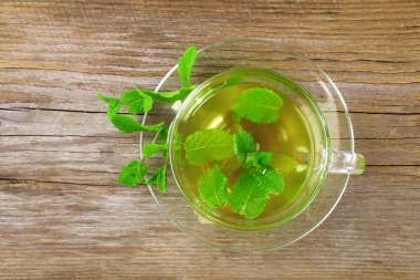 Taze organik nane çayı cam ahşap tablo