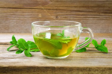 Taze organik nane çayı cam ahşap tablo