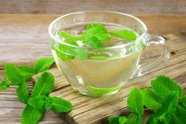 Taze organik nane çayı cam ahşap tablo