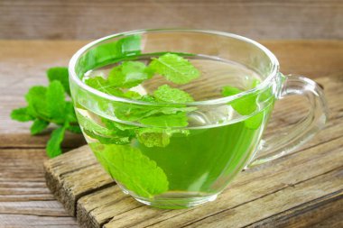 Taze organik nane çayı cam ahşap tablo