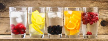 Çeşitli gözlük, farklı tatlar, meyveler, meyve suyu detoks