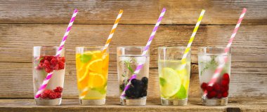 Çeşitli gözlük, farklı tatlar, meyveler, meyve suyu detoks