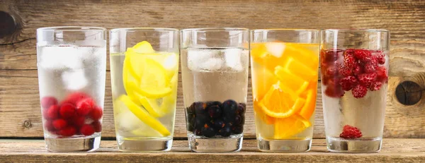 Çeşitli gözlük, farklı tatlar, meyveler, meyve suyu detoks