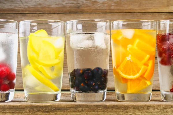 Çeşitli gözlük, farklı tatlar, meyveler, meyve suyu detoks