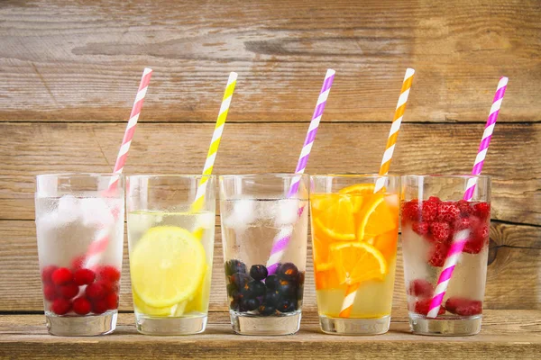 Çeşitli gözlük, farklı tatlar, meyveler, meyve suyu detoks