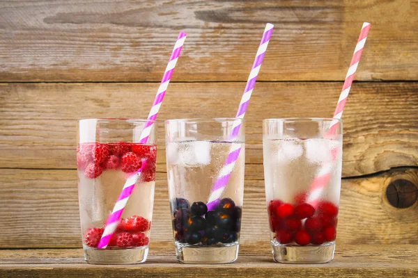 Çeşitli gözlük, farklı tatlar, meyveler, meyve suyu detoks