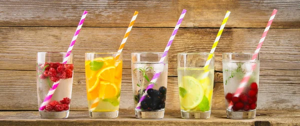 Çeşitli gözlük, farklı tatlar, meyveler, meyve suyu detoks