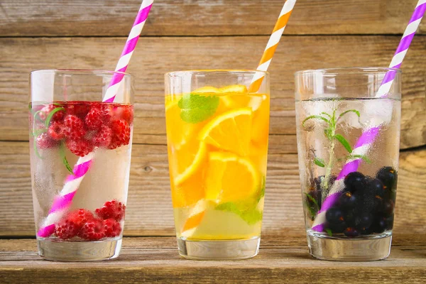 Çeşitli gözlük, farklı tatlar, meyveler, meyve suyu detoks