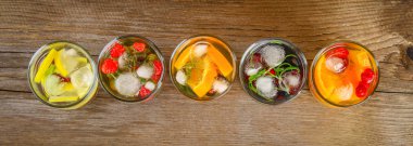 Çeşitli gözlük, farklı tatlar, meyveler, meyve suyu detoks