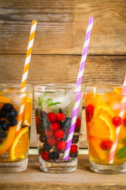 Çeşitli gözlük, farklı tatlar, meyveler, meyve suyu detoks