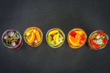 Çeşitli gözlük, farklı tatlar, meyveler, meyve suyu detoks