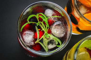 Çeşitli gözlük, farklı tatlar, meyveler, meyve suyu detoks