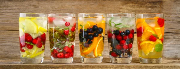 Çeşitli gözlük, farklı tatlar, meyveler, meyve suyu detoks