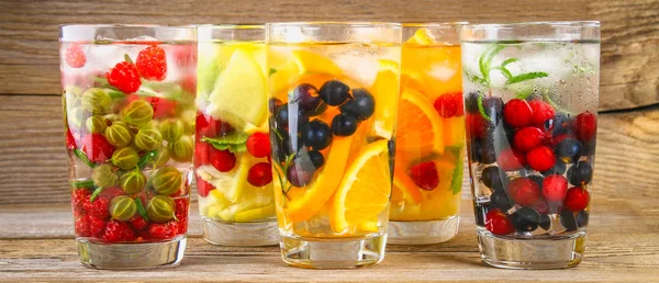 Çeşitli gözlük, farklı tatlar, meyveler, meyve suyu detoks