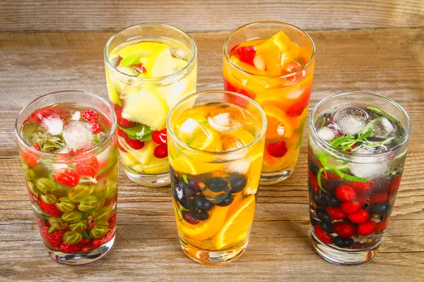 Çeşitli gözlük, farklı tatlar, meyveler, meyve suyu detoks