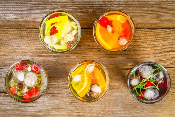 Çeşitli gözlük, farklı tatlar, meyveler, meyve suyu detoks