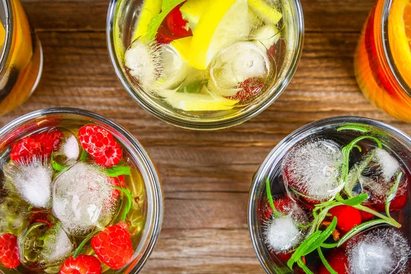 Çeşitli gözlük, farklı tatlar, meyveler, meyve suyu detoks