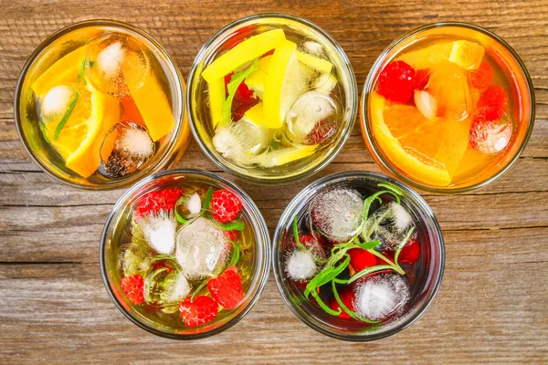 Çeşitli gözlük, farklı tatlar, meyveler, meyve suyu detoks