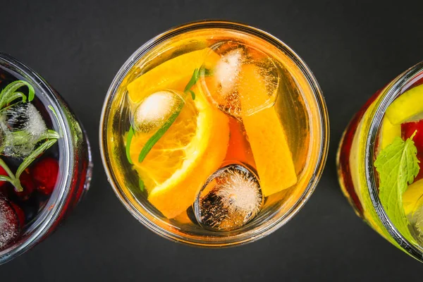 Çeşitli gözlük, farklı tatlar, meyveler, meyve suyu detoks