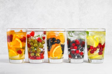 Çeşitli gözlük, farklı tatlar, meyveler, meyve suyu detoks