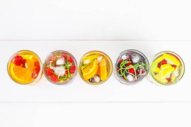 Çeşitli gözlük, farklı tatlar, meyveler, meyve suyu detoks