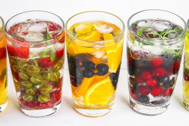 Çeşitli gözlük, farklı tatlar, meyveler, meyve suyu detoks