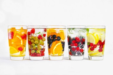 Çeşitli gözlük, farklı tatlar, meyveler, meyve suyu detoks