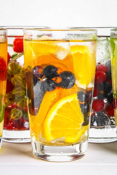 Çeşitli gözlük, farklı tatlar, meyveler, meyve suyu detoks
