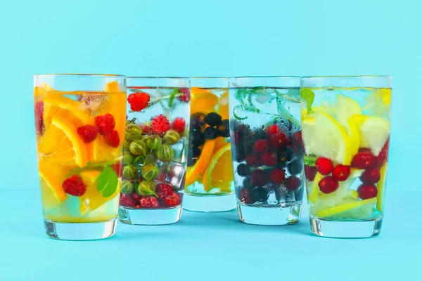 Çeşitli gözlük, farklı tatlar, meyveler, meyve suyu detoks