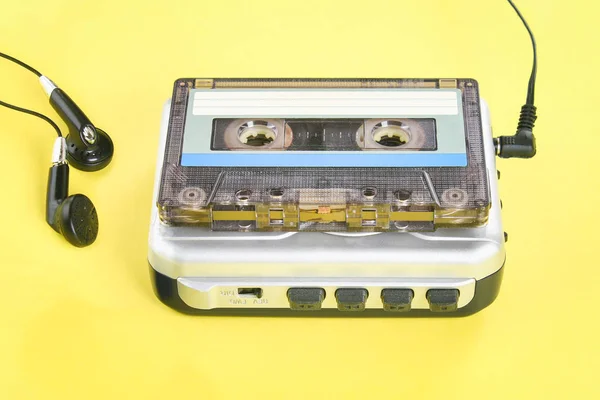 Een Cassette Muziekspeler Met Een Cassette Koptelefoon Een Gele Achtergrond — Stockfoto