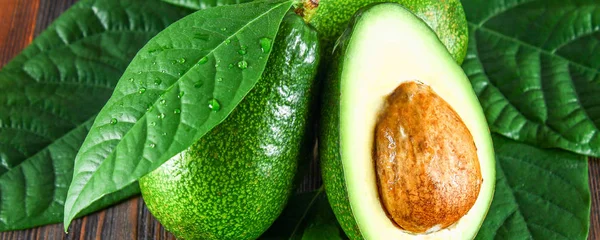 Drei Grüne Rohe Reife Avocadofrüchte Und Eine Geschnittene Hälfte Mit — Stockfoto