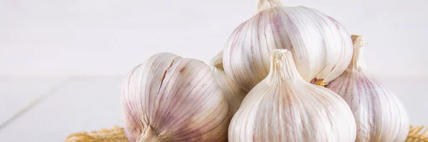 Knoflookteentjes Knoflookteentjes Een Witte Houten Tafel — Stockfoto